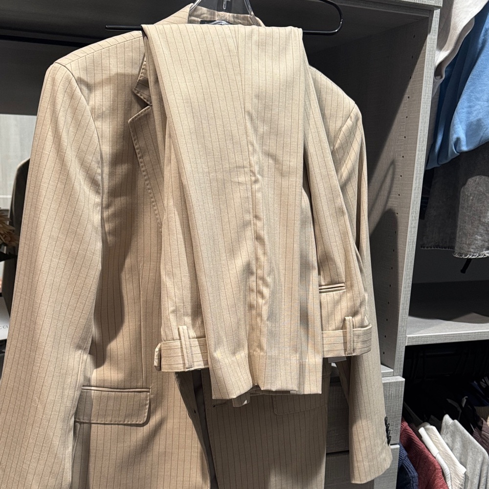 Banana Republic Tailored Fit Suit - Picture 6 of 7
